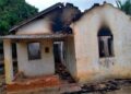 Pai mata filha a facadas e incendeia a casa