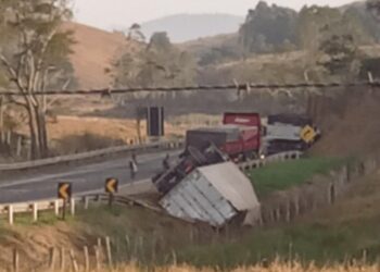 Carreta tomba na BR-101 em Campos