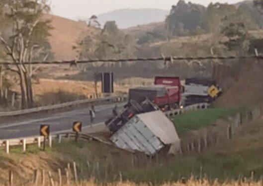Carreta tomba na BR-101 em Campos