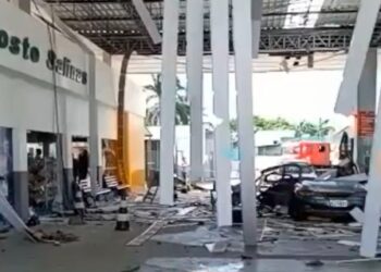 Três pessoas feridas após carro explodir ao abastecer com GNV