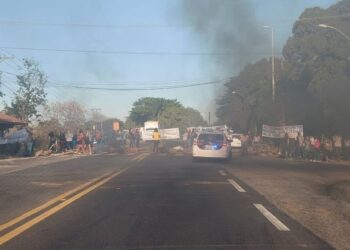 Moradores interditam BR 101 por falta de ônibus em Campos