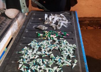 PM apreende drogas em terreno baldio em Campos dos Goytacazes