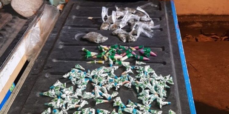 PM apreende drogas em terreno baldio em Campos dos Goytacazes