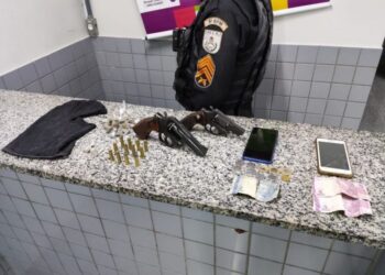 Ação estratégica da PM prende dois homens