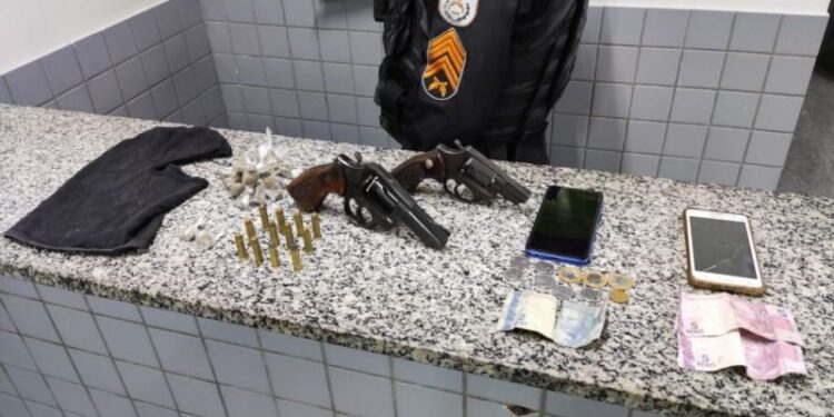 Ação estratégica da PM prende dois homens