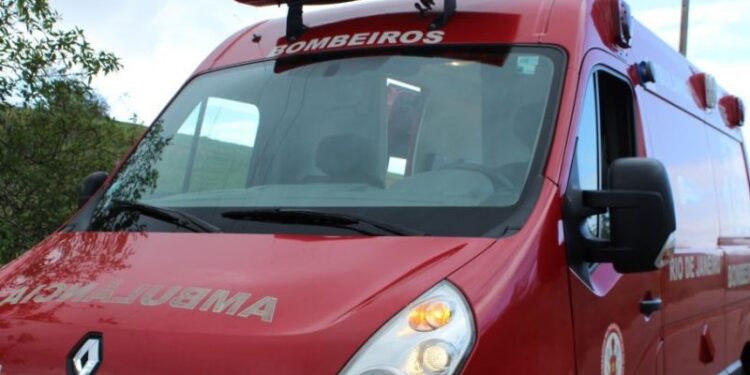 Quatro pessoas feridas em capotamento na RJ 158