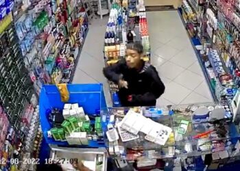 Bandido armado assalta loja e ameaça funcionária