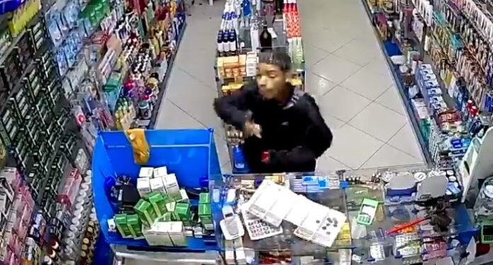 Bandido armado assalta loja e ameaça funcionária