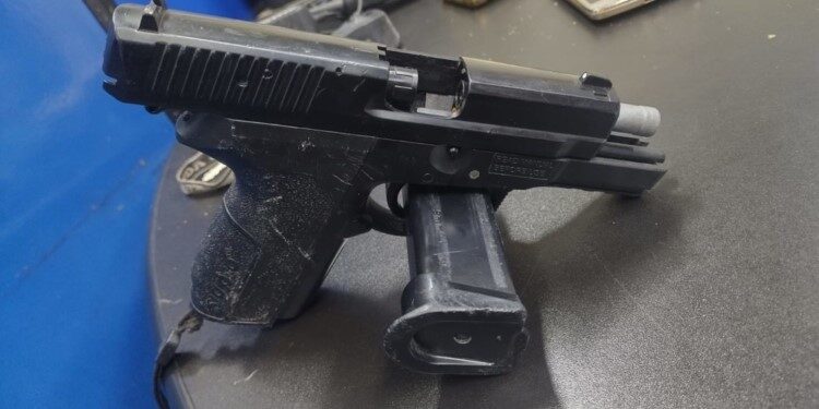 Homem é preso após assaltar mulher e agropecuária