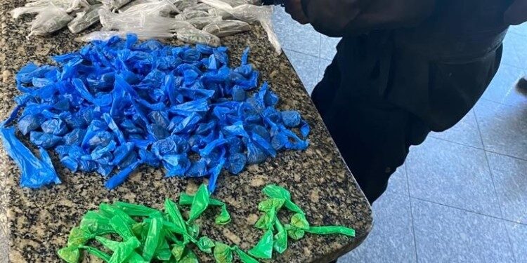 Homem é preso por tráfico de drogas em Macaé