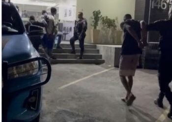 Dois presos com drogas, anotações do tráfico e rádio transmissor