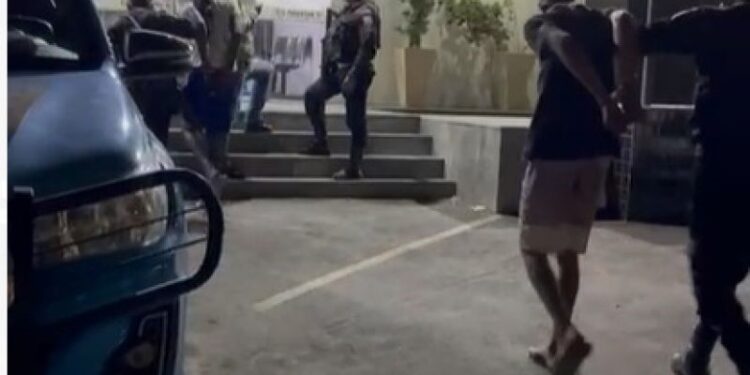 Dois presos com drogas, anotações do tráfico e rádio transmissor