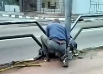 Homem é flagrado furtando fio em plena luz do dia