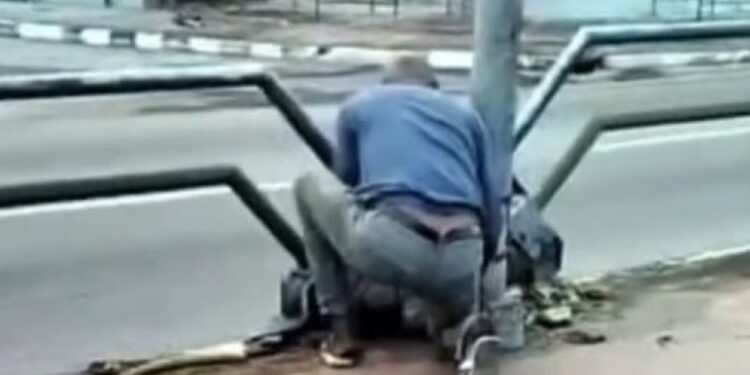 Homem é flagrado furtando fio em plena luz do dia