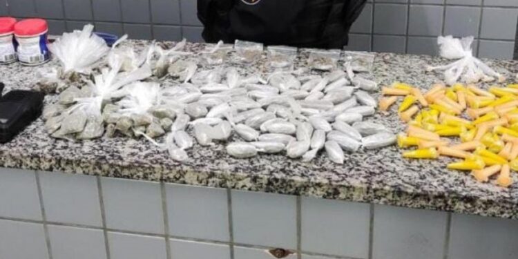 Policiais apreendem drogas após fuga de suspeitos