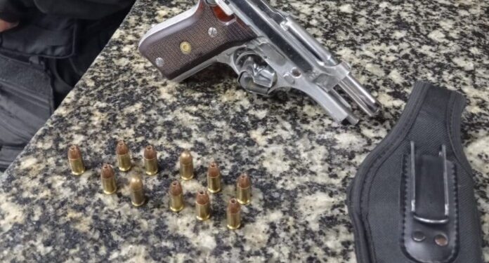 Homem é preso com pistola municiada após agredir a esposa em Armação dos Búzios