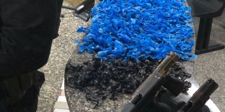 Polícia apreende armas e farta quantidade de drogas em Macaé