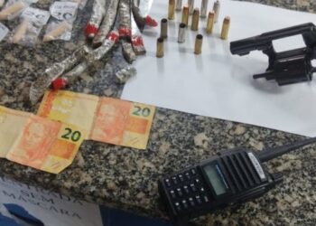 Homem é preso após ameaçar duas pessoas com arma