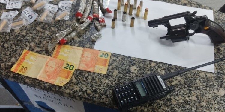 Homem é preso após ameaçar duas pessoas com arma