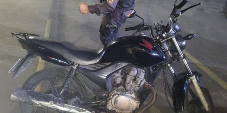 Policiais militares recuperam moto furtada em Campos