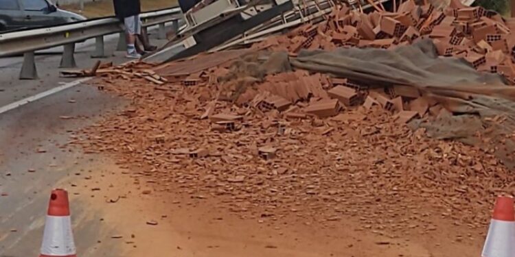 Caminhão com carga de tijolo tomba e deixa trânsito lento na BR-101