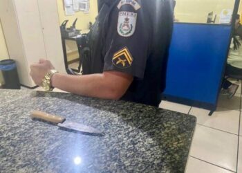 Homem tenta assaltar restaurante com uma faca e acaba preso