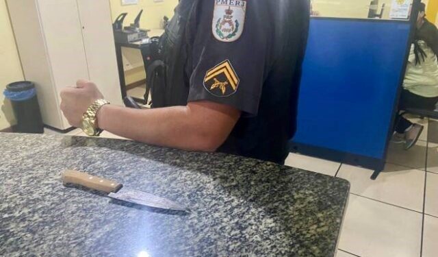 Homem tenta assaltar restaurante com uma faca e acaba preso