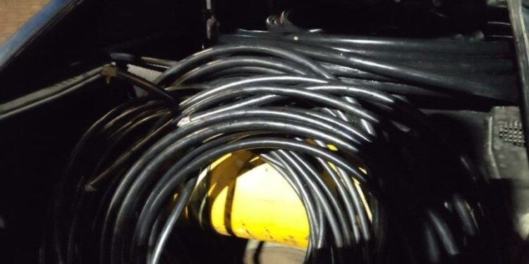 Trio é preso por furto de cabos na Região