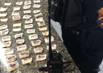 Dupla é presa com drogas do tráfico