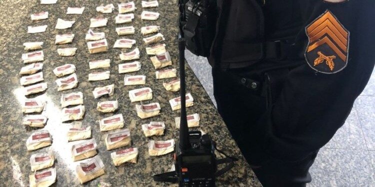 Dupla é presa com drogas do tráfico