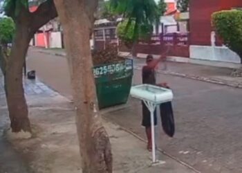 Flagrante de homem furtando lixeira de ferro