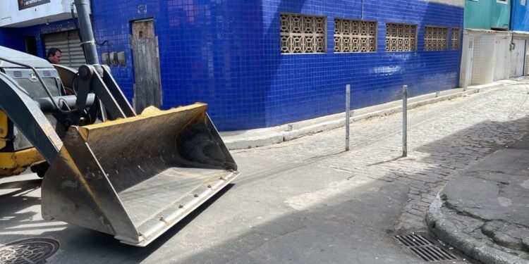 PM realiza retirada de barricadas em comunidades