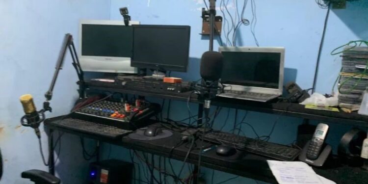 Polícia fecha rádio clandestina que funcionava nos fundos de igreja