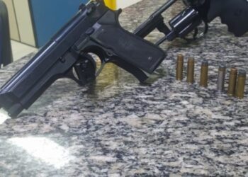 Três homens são presos pela PM após invadirem casa