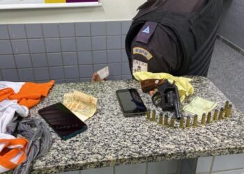 PM desconfia de dupla e apreende arma dentro de carro 