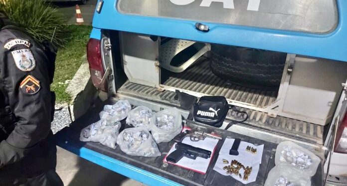 Gerente do tráfico é preso com armas e drogas em Cabo Frio
