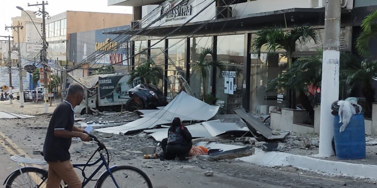 Ventania provoca estragos e assusta moradores de Macaé