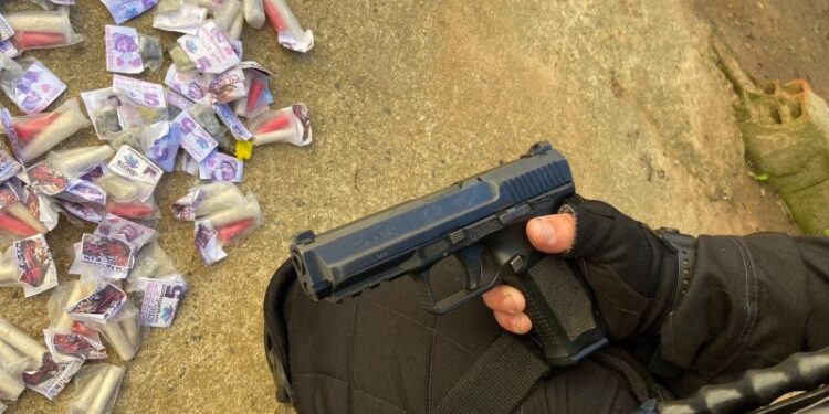 Adolescente é baleado ao trocar tiros com a PM em Maricá