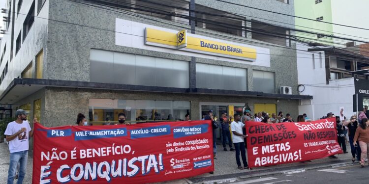 Sindicato dos Bancários faz manifestação em Campos dos Goytacazes