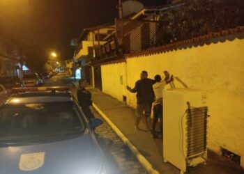 Dupla é presa após furtar geladeira em residência