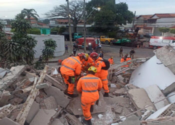 Prédio de cinco andares desaba, mata uma pessoa e deixa três feridos em MG