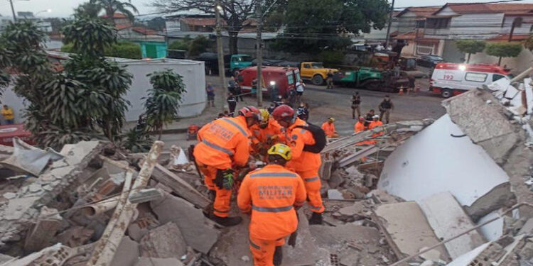 Prédio de cinco andares desaba, mata uma pessoa e deixa três feridos em MG