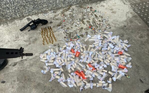 Dois homens são presos com arma, munições e drogas no segundo distrito de Cabo Frio