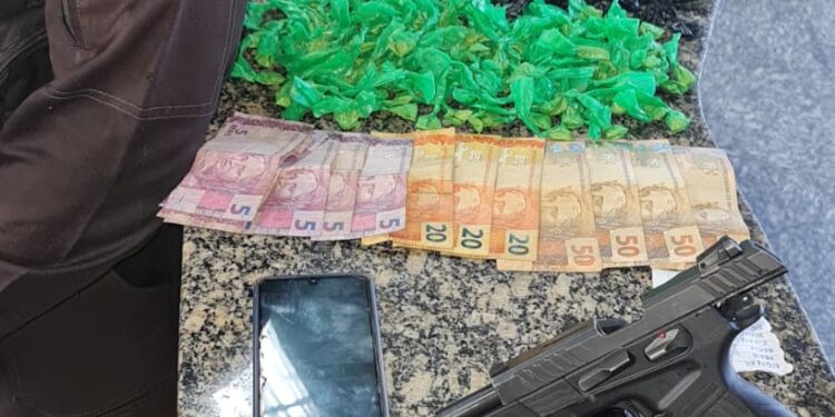 PM prende dois homens por tráfico de drogas em Macaé