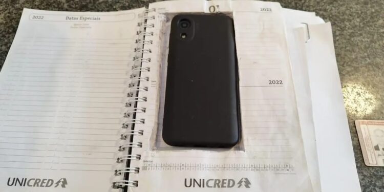 Advogado é flagrado tentando entrar em presídio com celular, em Campos