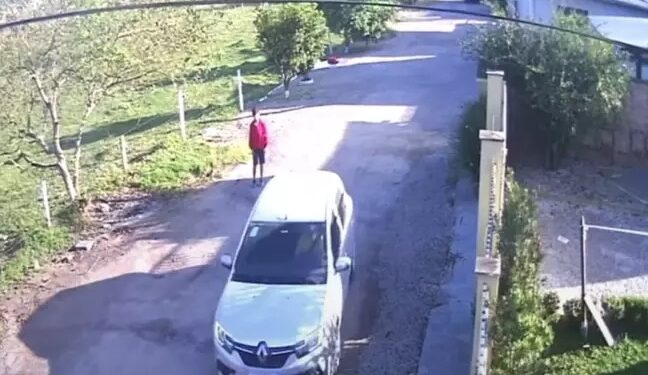 Pai esquece filho na porta de casa e vai sozinho para a escola
