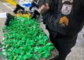 Drogas, armas e rádios transmissores são apreendidos pela PM, em Macaé