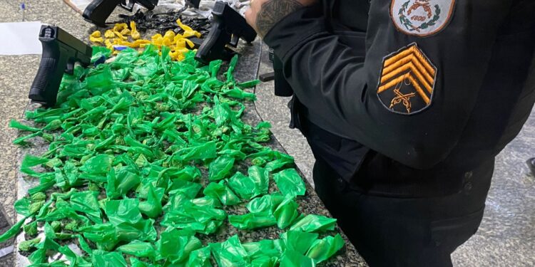 Drogas, armas e rádios transmissores são apreendidos pela PM, em Macaé