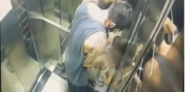 Lutador acusado de espancar enteado de 4 anos se entrega à polícia