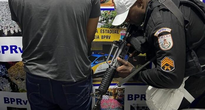 Traficante é preso com 1kg de maconha na Via Lagos com destino a Cabo Frio